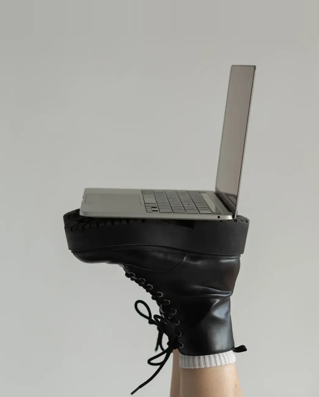 Laptop balancerend op Vienna's schoen